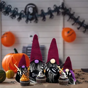 Ensemble de quatre gnomes d'Halloween en peluche avec bonnets tricotés pour la table