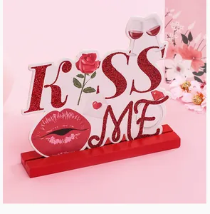 Detailaufnahme der roten KISS ME Glitzer-Tischdekoration aus Holz für den Valentinstag