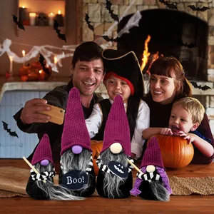Vue détaillée de gnomes d'Halloween dans un décor de fête familial