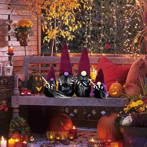 Vue détaillée de quatre gnomes d'Halloween sur un banc sous un éclairage festif chaleureux