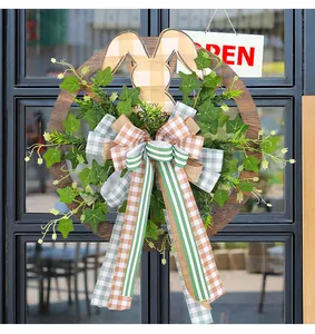 Gros plan de couronne de Pâques en bois avec lapin à carreaux et feuilles de lierre