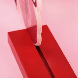 Makroaufnahme des roten Holzsockels für die DIY-Tischdekoration zum Valentinstag