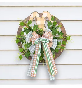 Couronne de Pâques avec lapin à carreaux et rubans décoratifs pour porte d'entrée