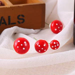 Bonitos adornos de setas rojas con lunares para decoración de micropaisajes y suculentas