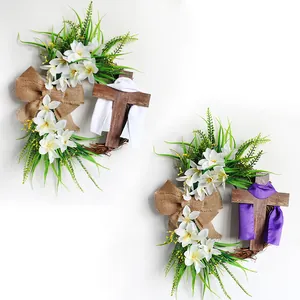 Détail de deux couronnes de Pâques avec croix en bois et écharpes en soie blanc ou mauve.