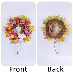 Herbstkranz mit Rosen und Kürbissen für die Dekoration der Haustür