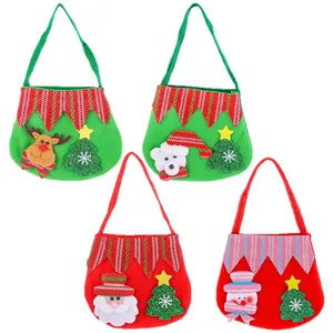 Feestelijke set van 4 vilten kerstcadeauzakjes met ontwerpen van de kerstman en rendieren