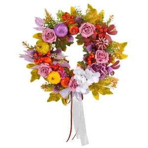 Wunderschöner herbstlicher Erntekranz mit Rosen und bunten Kürbissen für die Haustür