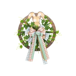 Couronne de Pâques en bois avec oreilles de lapin, lierre et nœuds à carreaux festifs