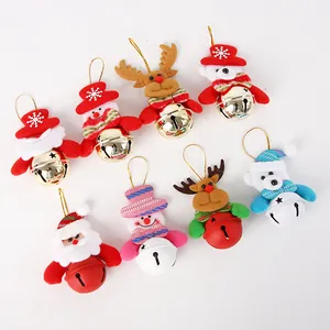 Detalle de adornos navideños de felpa con Papá Noel y cascabeles para el árbol.