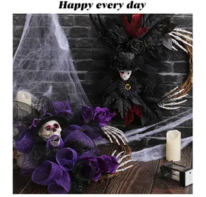 Vista dettagliata di ghirlande di Halloween con teschi, cappelli, rose e reti