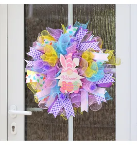 Bunter Osterkranz mit Zwerg, Hasenohren, Mesh-Bändern und 'Welcome' Holzschild an der Tür