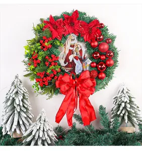 Ghirlanda di Natale con la Sacra Famiglia, stelle di Natale rosse e grande fiocco rosso