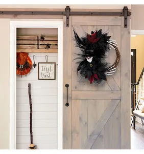 Ghirlanda di Halloween gotica con teschio e cilindro appesa a una porta in legno