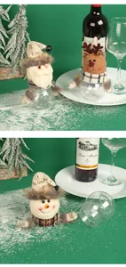 Primer plano de tarros de caramelos de peluche de Papá Noel y reno en un fondo verde nevado