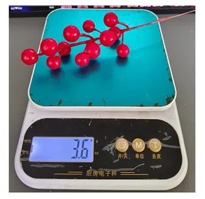 Misura del peso di 3,6g per ramo di bacche rosse artificiali decorazione natalizia.