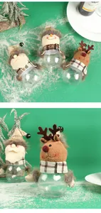 Vista detallada de tarros de caramelos de Navidad con Papá Noel y renos sobre nieve artificial.