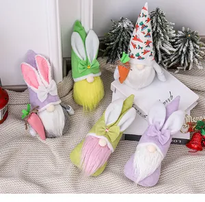 Gruppo di cinque gnomi pasquali colorati con orecchie da coniglio su una coperta