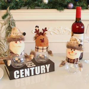 Tarros festivos de dulces navideños con lindas tapas de Papá Noel y renos de peluche.