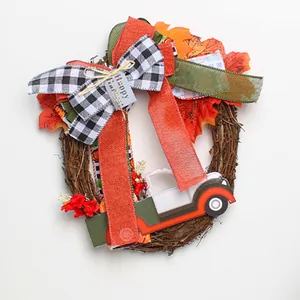 Dettaglio ghirlanda autunnale con nastro di iuta rosso e decorazione camion vintage decor