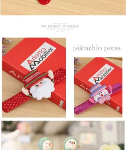 Vue détaillée des bracelets de Noël avec Père Noël et bonhomme de neige