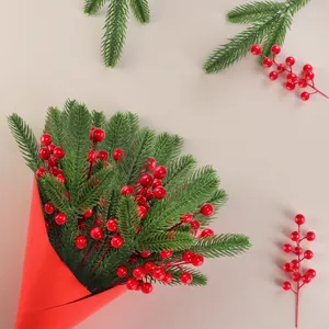 Bouquet di aghi di pino artificiali natalizi con bacche rosse per decorazione domestica
