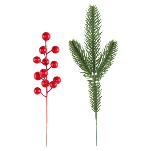 Set di decorazioni natalizie artificiali con bacche rosse e aghi di pino verdi
