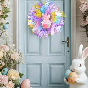 Ghirlanda pasquale colorata con gnomo e scritta "Welcome" su una porta d'ingresso blu.