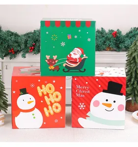 Festliche Weihnachtsgeschenkboxen mit Schneemann und Weihnachtsmann in gemütlicher Kulisse.