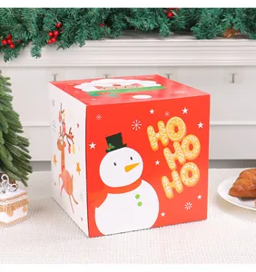 Nahaufnahme einer festlichen roten Weihnachts-Geschenkbox mit Schneemann- und Rentier-Motiv