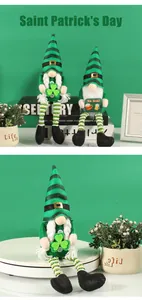 Gros plan d'une poupée gnome de la Saint-Patrick avec des jambes rayées et un trèfle