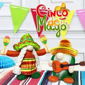 Set aus zwei festlichen mexikanischen Karnevals-Gnomen mit Sombreros und Gitarren