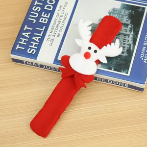 Vue détaillée d'un bracelet festif en feutre rouge orné d'une tête de renne mignonne