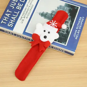 Détail d'un bracelet de Noël avec un ours polaire mignon et un nœud rouge.