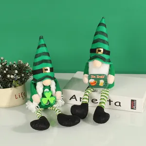 Ensemble de gnomes irlandais de la Saint-Patrick avec chapeaux rayés et trèfles décoratifs