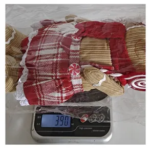 Lebkuchenmann-Plüschpuppe mit Kochmütze auf einer Küchenwaage, die 390 g anzeigt