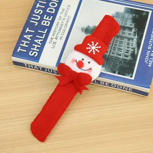Détail d'un bracelet de Noël en feutre rouge orné d'un joli motif de bonhomme de neige.