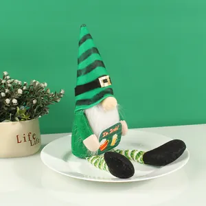 Gnome de la Saint-Patrick avec de longues jambes et un chapeau rayé sur une assiette