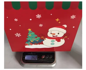 Weihnachtsgeschenkschachtel aus Pappe mit einem Gewicht von ca. 142g auf der Waage