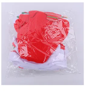 Vista dettagliata dei cappelli di Natale in peluche in un sacchetto di plastica