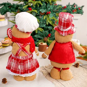 Süße Weihnachts-Lebkuchenmann-Plüschpuppen mit Kochmütze und Zylinder als Fensterdekoration