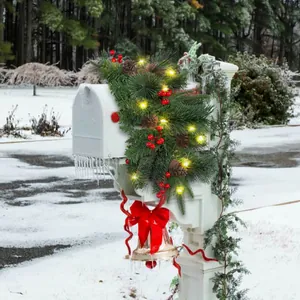 Guirnalda navideña para buzón con piñas y luces LED en buzón nevado