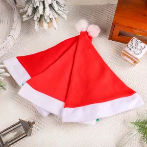 Due classici cappelli di Babbo Natale rossi e bianchi in tessuto spazzolato per Natale
