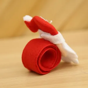 Bracelet claque de Noël lumineux avec décoration de chapeau de Père Noël en feutre rouge
