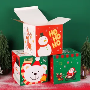 Stapelbare Weihnachtsgeschenkboxen mit Schneemann- und Weihnachtsmannmustern auf Schnee
