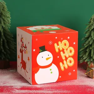 Rote quadratische Weihnachts-Geschenkbox aus Papier mit Schneemann und Rentier Motiven