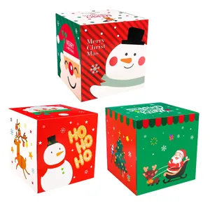Dreierset weihnachtliche Geschenkschachteln aus Papier mit Weihnachtsmann-Motiven.