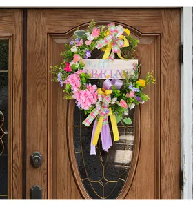 Ghirlanda di fiori primaverili con insegna 'hello SPRING' e nastri colorati vivaci