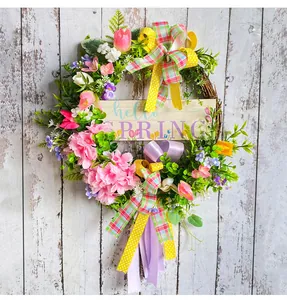 Dettaglio della ghirlanda di fiori primaverili con ortensie rosa e targa in legno