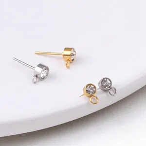 Detalle de pendientes de acero con lazos y circonitas transparentes para joyería DIY